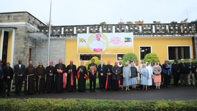 Askofu mkuu Brian Udaigwe akikaribishwa na viongozi wa Kanisa Ethiopia