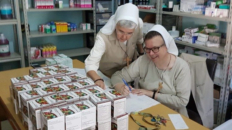 Siostry przekazują pomoc mieszkańcom Haiti