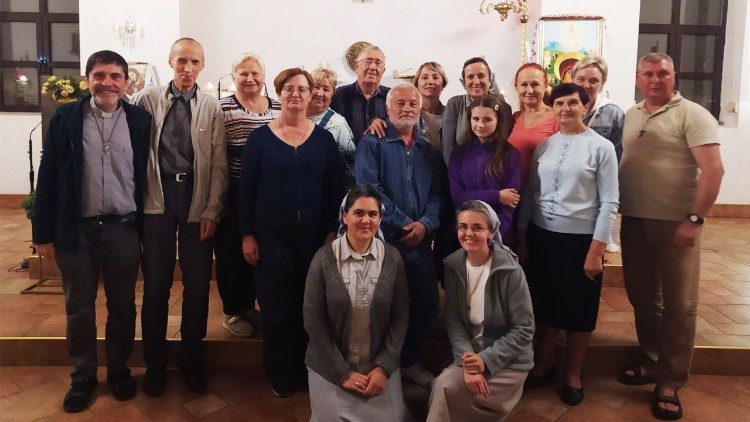 Las hermanas con la comunidad parroquial. Foto: Sr. Yana Chop