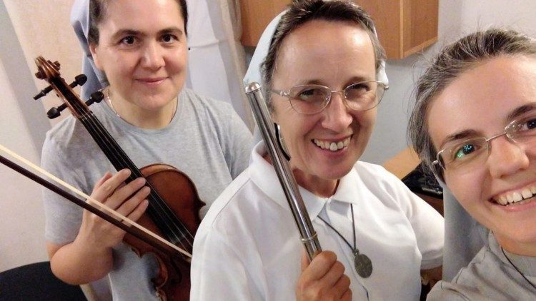 Las hermanas durante un ensayo musical antes de la celebración parroquial. Foto: Sr. Yana Chop