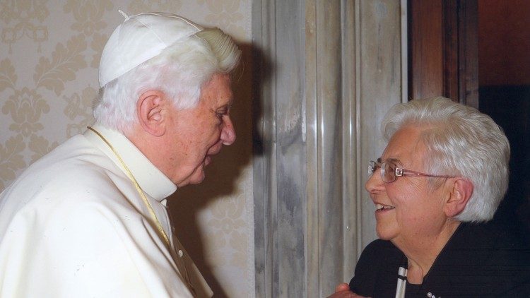 Papa Benedetto XVI in un incontro con Maria Voce