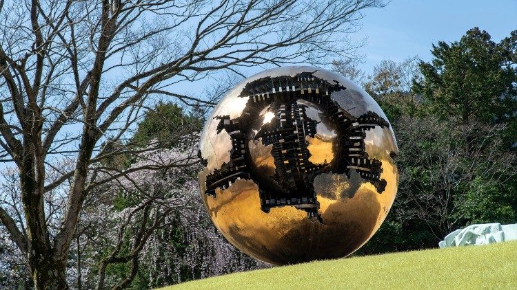 La sfera nel Museo all'aperto di Hakone, Giappone