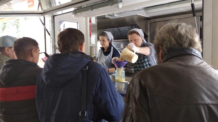 Sor Renata y Sor Yana mientras sirven la comida a los pobres. Foto: Hermana FMM