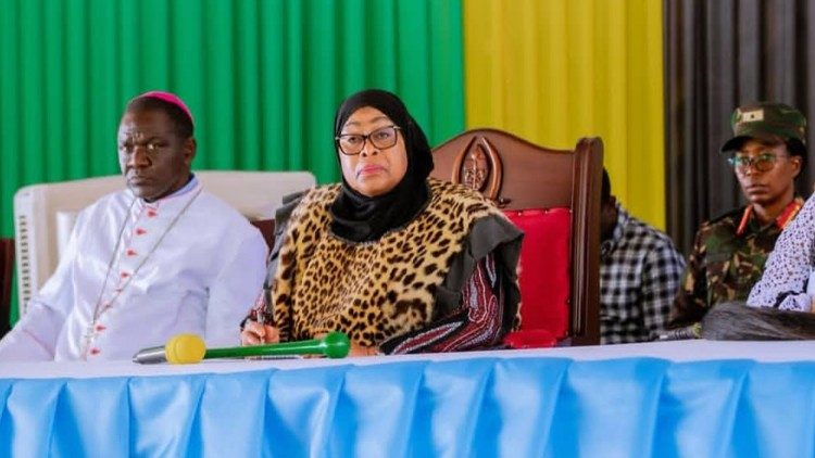 Askofu Mkuu Mkwande akiwa na Rais wa Jamhuri ya Muungano wa Tanzania Dk.Suluhu Hassani wakati wa Kongamano la Bujora,Mwanza liitwalo "Bulabo."