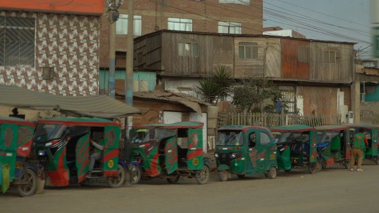 File di mototaxi, uno dei lavori più diffusi nel barrio