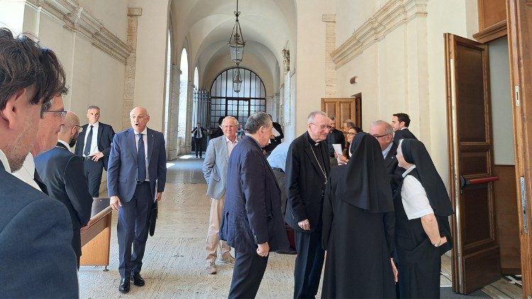 El Secretario de Estado de la Santa Sede saluda a los integrantes de la Comisión Pontificia.