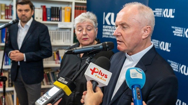 Ks. prof. Mirosław Kalinowski podczas konferencji prasowej