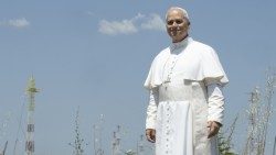 Papst Leo XIV. vor den Sendemasten von Radio Vatikan in S. M. Galeria