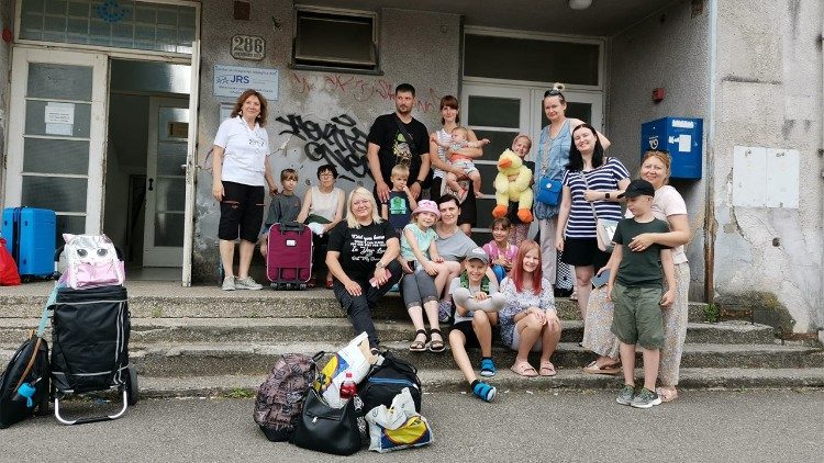 Obitelji u izbjeglištvu prije odlaska na ljetovanje (foto: Isusovačka služba za izbjeglice - JRS)