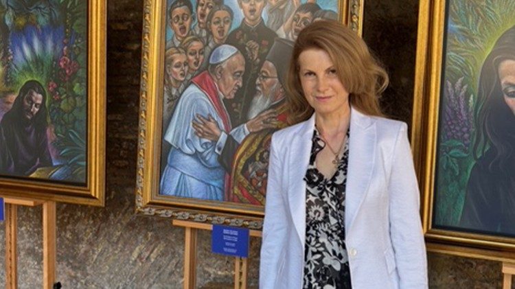 Милена Велчева пред картината "Прегръдката на мира"