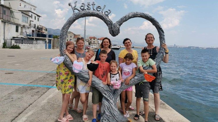 Obitelji u izbjeglištvu na ljetovanju u Kaštel Kambelovcu (foto: Isusovačka služba za izbjeglice - JRS)