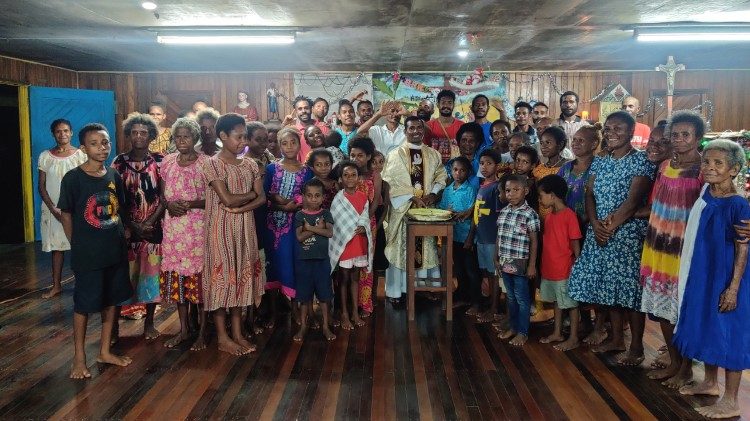 அருள்தந்தை வர்க்கீஸ் கிளிட்டஸ் (MMI) பாப்புவா நியுகினி மக்களுடன் 