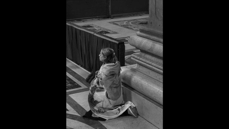 L’ultimo saluto a papa Francesco nella Basilica di San Pietro. Città del Vaticano, 25 aprile. © Alex Majoli 