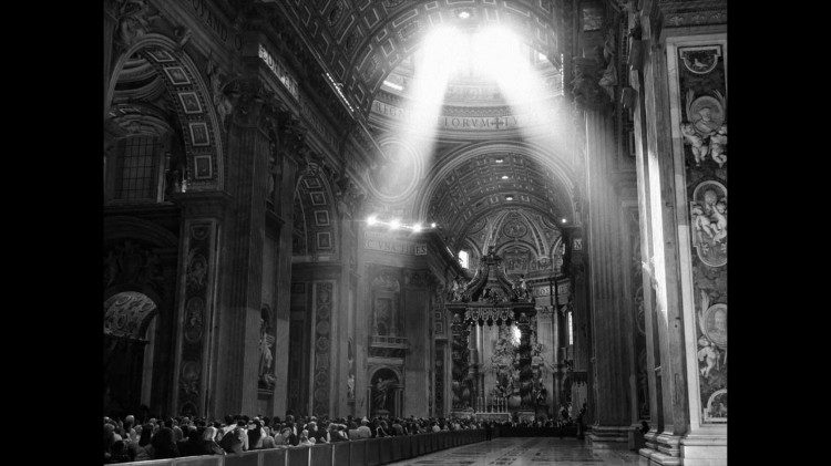 La lunga fila di fedeli per rendere l’ultimo saluto a papa Francesco nella Basilica di San Pietro. Città del Vaticano, 23-25 aprile. © Alex Majoli