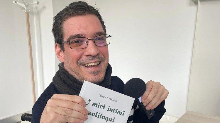 Federico Azzaro con il suo libro di poesie