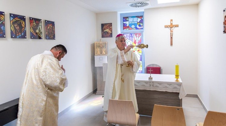 Sisački biskup Vlado Košić blagoslovio kapelicu u Veteranskom centru u Petrinji