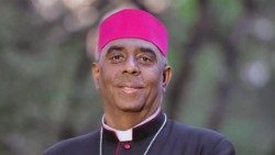 የአዲስ አበባ ርዕሰ  ኤጳርቅና ረዳት ኤጳርቃ የሆኑት አቡነ ተስፋዬ ታደሰ ገብረስላሴ (የኮምቦኒ ማሕበር አባል)