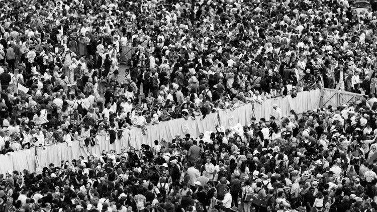 Migliaia di persone radunate a piazza San Pietro per ascoltare il primo Regina Coeli di papa Leone XIV. Città del Vaticano, 11 maggio. © Alex Majoli 