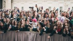 Giovani fedeli riunite in piazza San Pietro per salutare papa Francesco durante la domenica di Pasqua. Città del Vaticano, 20 aprile. © Diana Bagnoli