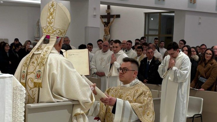 Alberto durante la sua ordinazione al diaconato