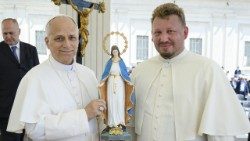 Ks. Przemysław Soboń wręczył Leonowi XIV figurę Maryi 