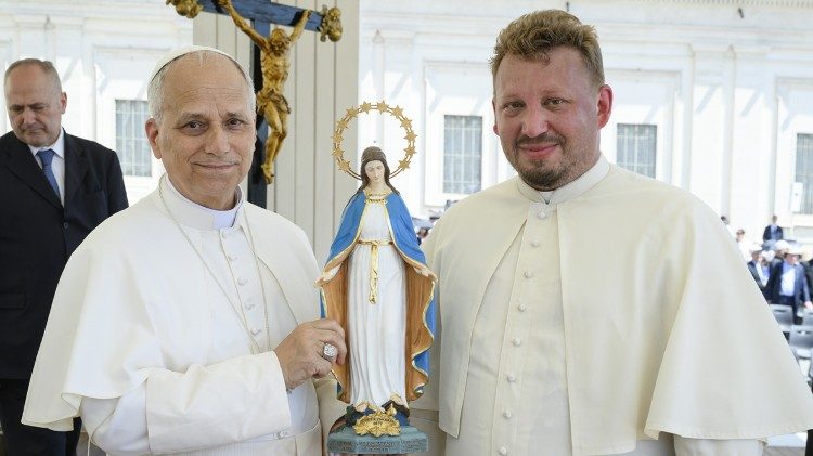 Ks. Przemysław Soboń wręczył Leonowi XIV figurę Maryi 