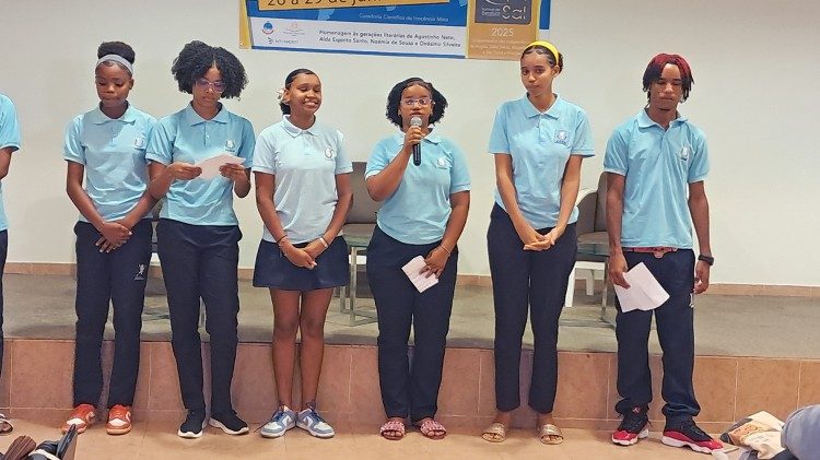 Alunos de escolas do Sal delamam poemas dos escritores homenageados