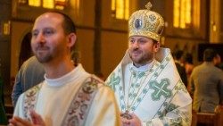 padre John Vespa da Melbourne, Australia, e sua madre, in servizio come diacono durante la messa di San Patrizio