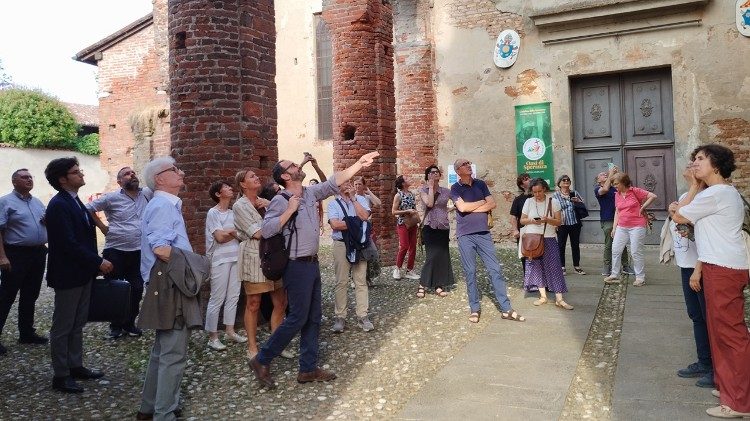 Visita della basilica di Lomello durante il convegno