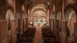 L'interno della basilica di Santa Maria Maggiore a Lomello (Pavia)