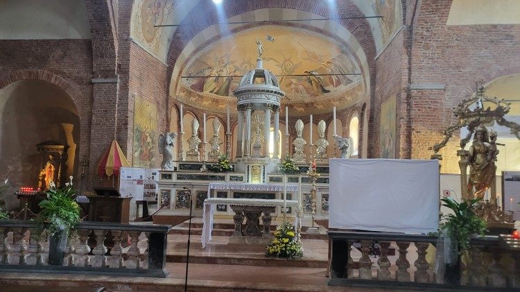 L'altare maggiore della basilica di Santa Maria Maggiore a Lomello