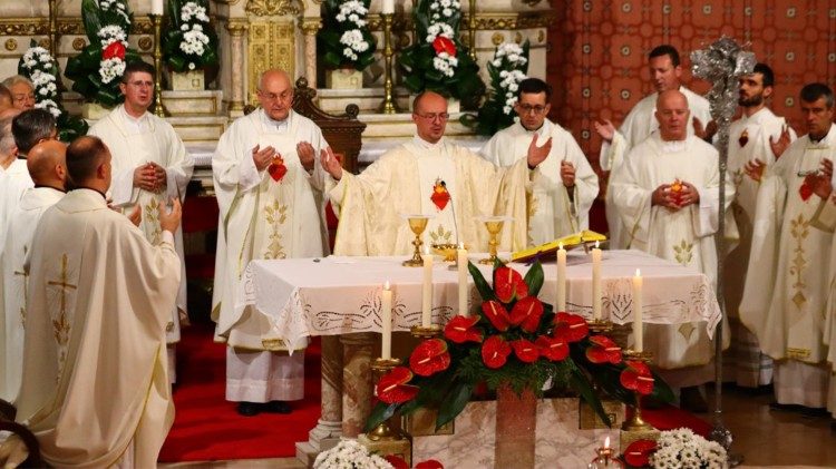 Euharistijsko slavlje u katedralnoj župi u Sarajevu pod kojim je izvršen čin posvete hrvatskog naroda i BiH Presvetom Srcu Isusovu