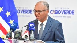 Primeiro-Ministro de Cabo Verde, José Ulisses Correia e Silva, na cerimônia da condecoração póstuma de  Dom Paulino Livramento Évora