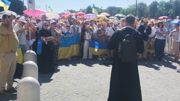 La processione verso la Porta Santa dei fedeli della Chiesa greco-cattolica ucraina