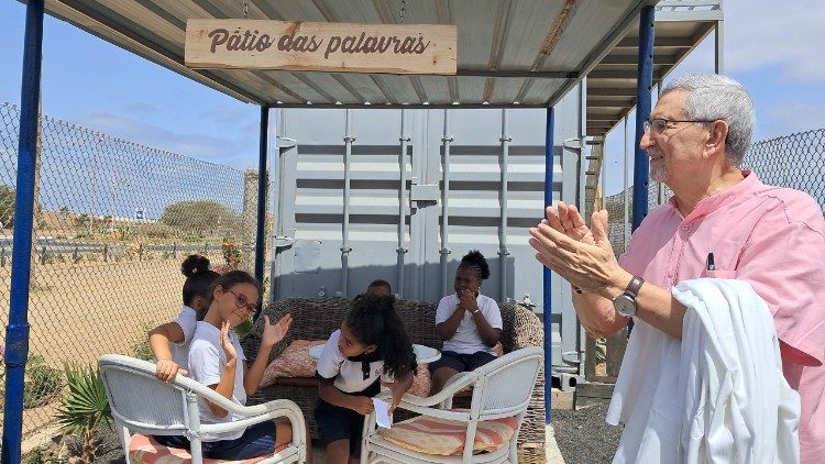 O escritor e antigo Presidente de Cabo Verde, Jorge Carlos Fonseca, descerra um dos espaços do Colégio Letrinhas