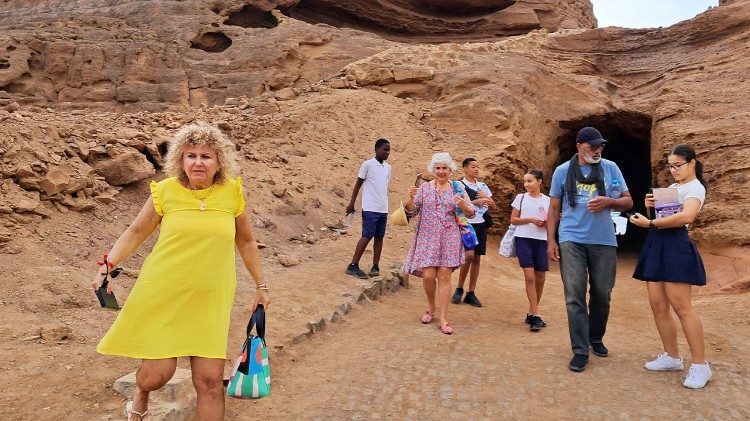 Ás costas, o túnel de entrada para as Salinas - Professora Ana Mafalda Leite (em frente ) e outros participantes