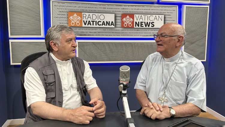 Imzot Angelo Massafra në studio të Vatican News me don Davi Xhuxha