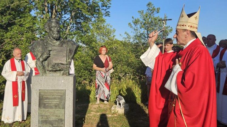 Biskup Marko Medo u Donjem Kosinju blagoslovio poprsje prvom hrvatskom tiskaru Ambrozu Kacitiću
