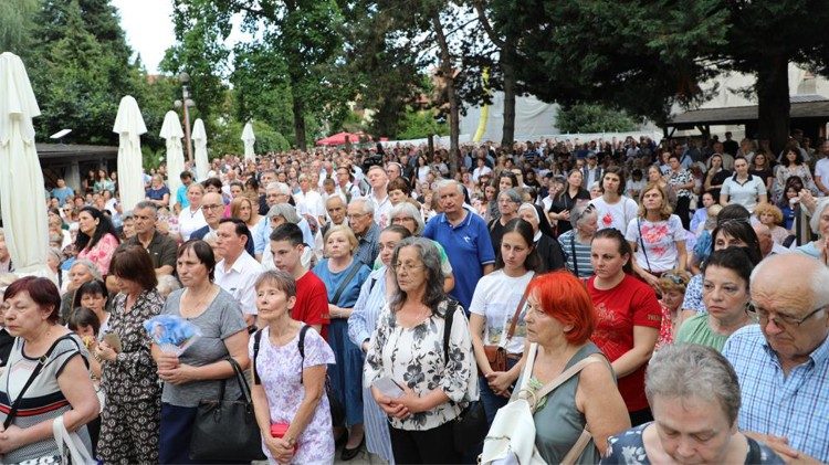 Vjernici na svetkovinu Presvetog Srca Isusova u Palmotićevoj ulici u Zagrebu