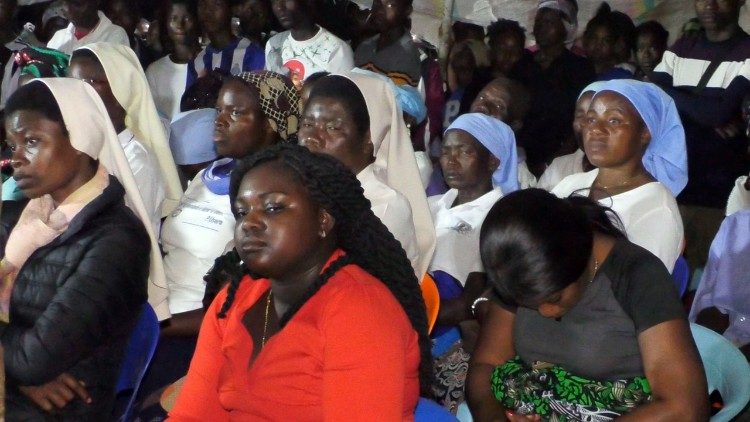 Fiéis acompanham atentamente o Jubileu dos 50 anos de independencia