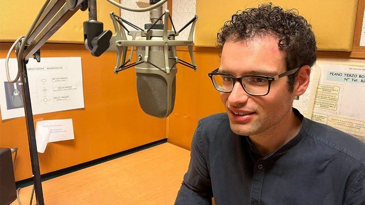 Luca Ruggieri fala aos microfones da Rádio Vaticano.