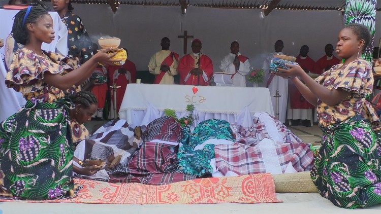 Quatro jovens são ordenados diáconos