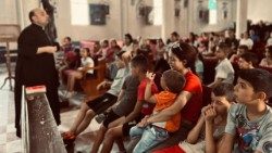 Preotul Gabriel Romanelli alătui de copiii din Gaza