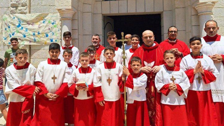 Le père Gabriel Romanelli avec les servants de messe lors de la messe du dimanche 29 juin. 