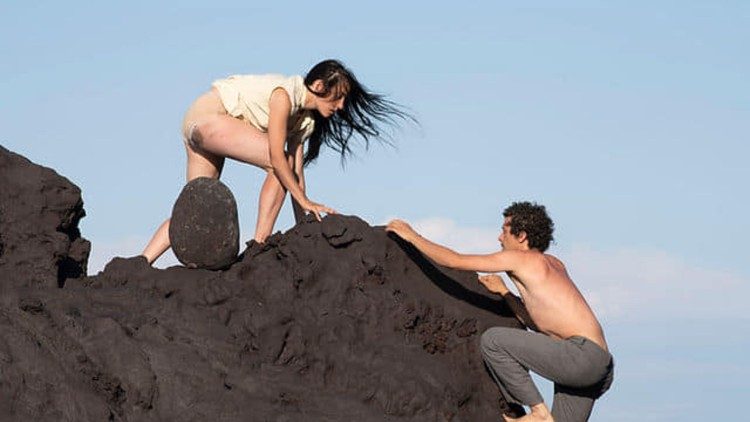Una performance tra gli scogli di Stromboli