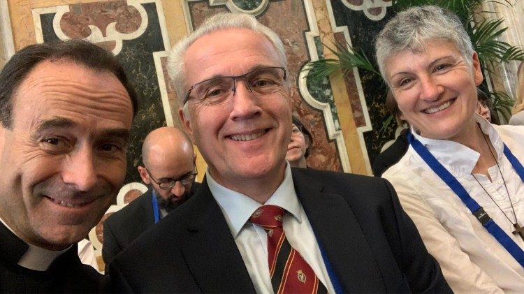 (de gauche à droite) Le père Jacques Gomard, responsable de la formation des clercs, Michel-Bernard de Vregille, modérateur de la commuanuté et Isabelle Camborde, responsable des laïques consacrées dans le célibat