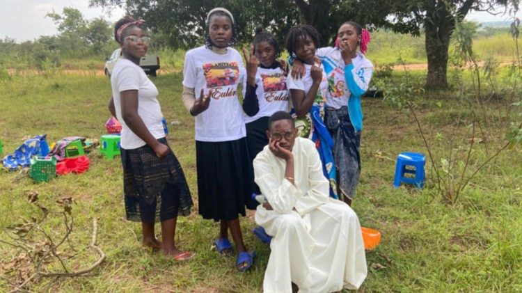 Padre Amadeu António Cassinda, com um grupo de paroquianos