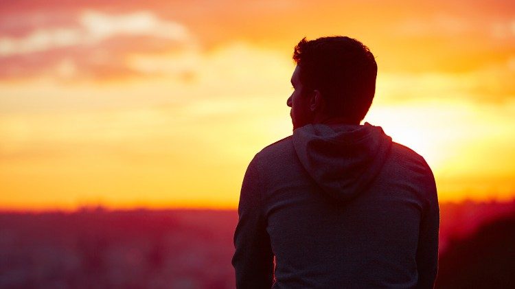 Giovane guarda il tramonto