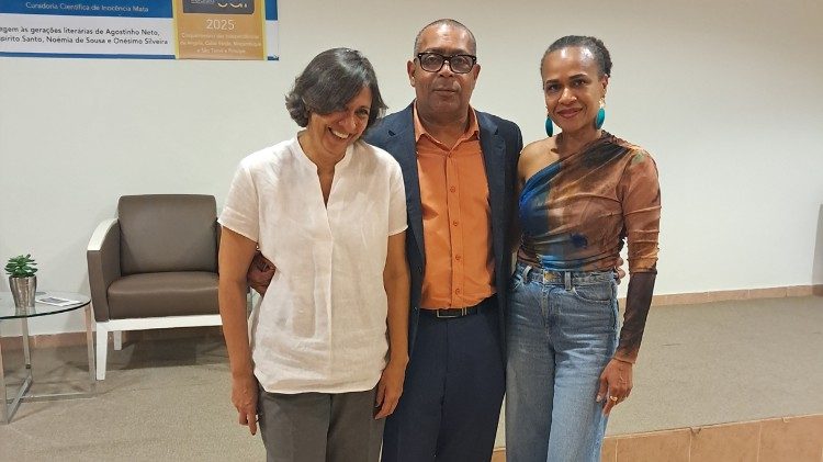 A escritora santomense, Goretti Pina, com Filinto Elísio e Márcia Souto (Rosa de Porcelana Editora) principais organizadores do Festival