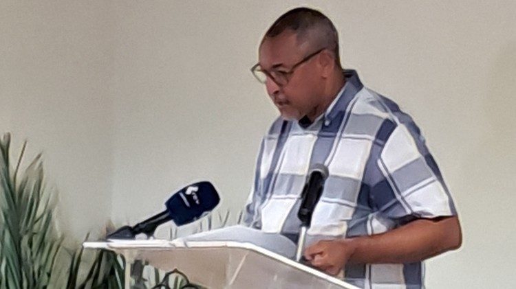 O escritor, Jorge Tolentino lê o poema coletivo dos participantes no FLM-SAL 